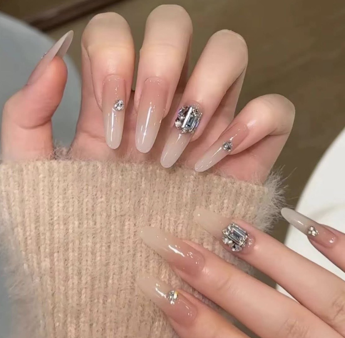 アートネイルを施した手元